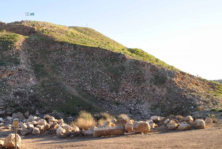 La rampa asiria en Laquis construida con 3 millones de piedras