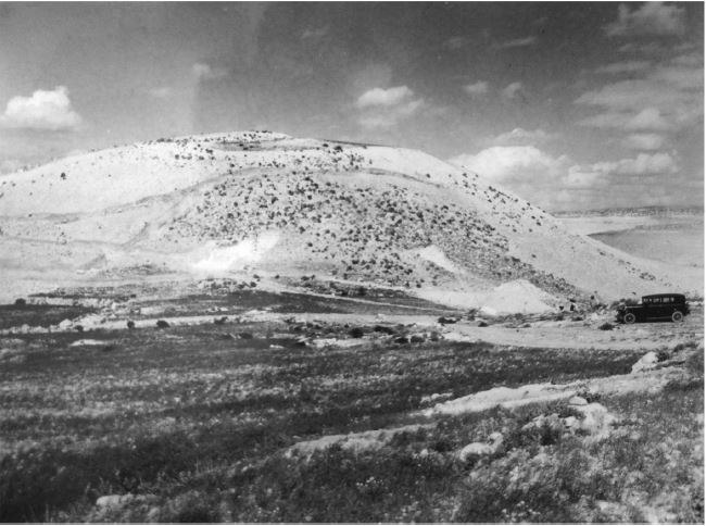La fotografía más antigua de la rampa asiria en la esquina suroeste del sitio. Vista al norte. Cortesía de Wellcome Trust, Londres.