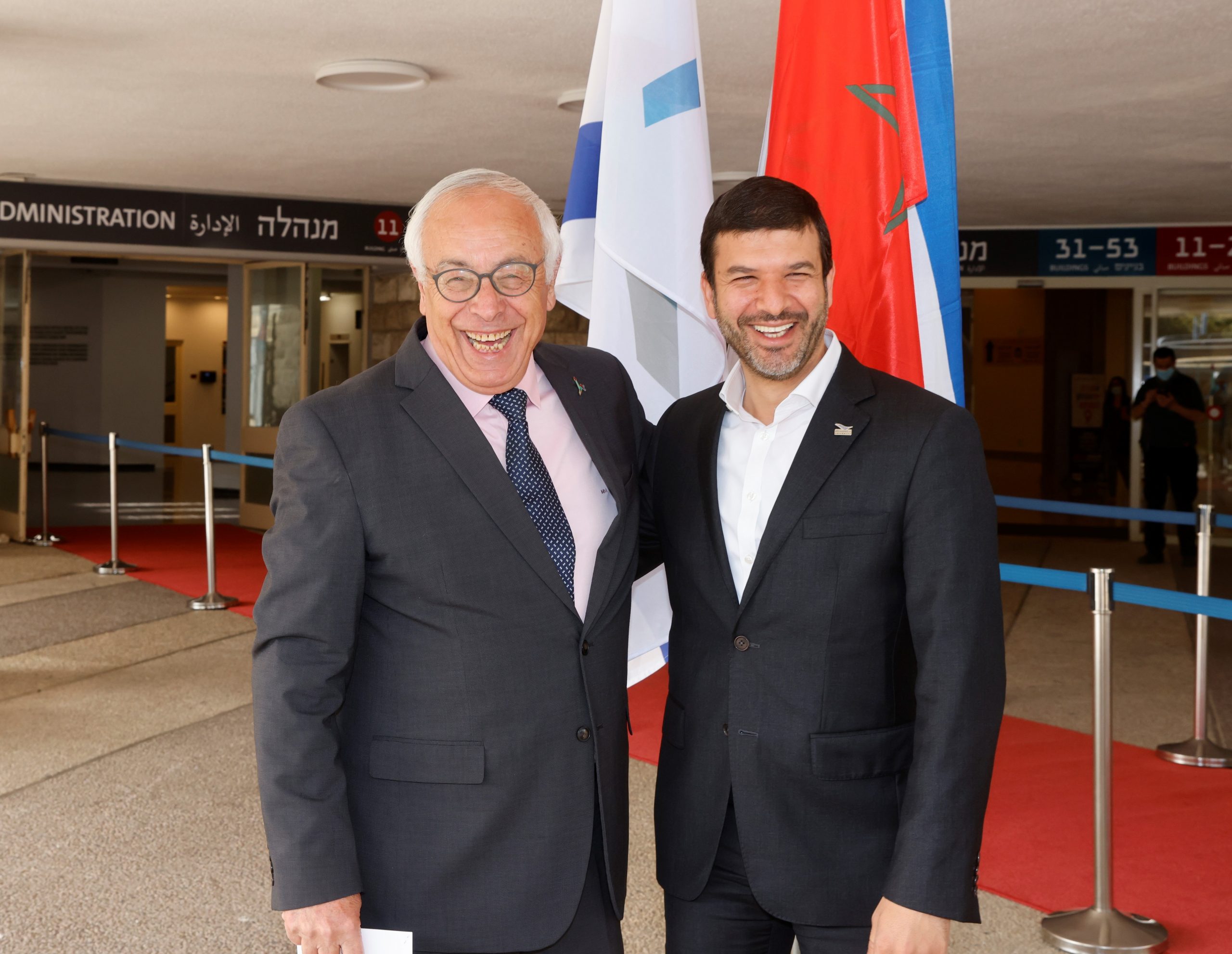 El vicepresidente de HUJI, Embajador Yossi Gal (izq.), y el presidente de UM6P, Dr. Hicham El Habti (der.) - Foto: Yossi Zamir/Universidad Hebrea