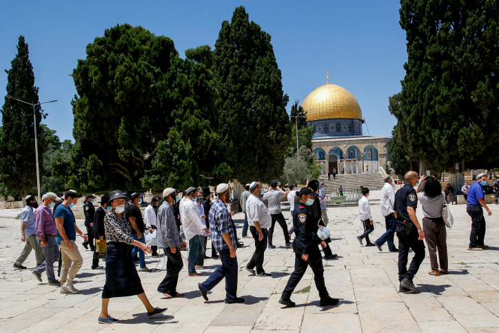 Las fuerzas de seguridad israelíes escoltan a un grupo de judíos religiosos mientras visitan el Monte del Templo en la Ciudad Vieja de Jerusalem, después de su reapertura al público, el 31 de mayo de 2020. Foto de Sliman Khader/Flash90.