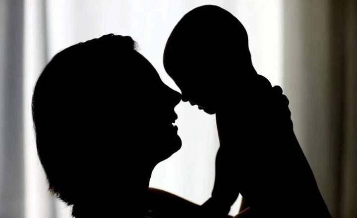 ARCHIVO - Una madre sostiene a su bebé. El vínculo estrecho del apego infantil se construye entre con adulto sensible que reacciona a las emociones del niño, según algunos expertos. Foto: Patrick Pleul/dpa