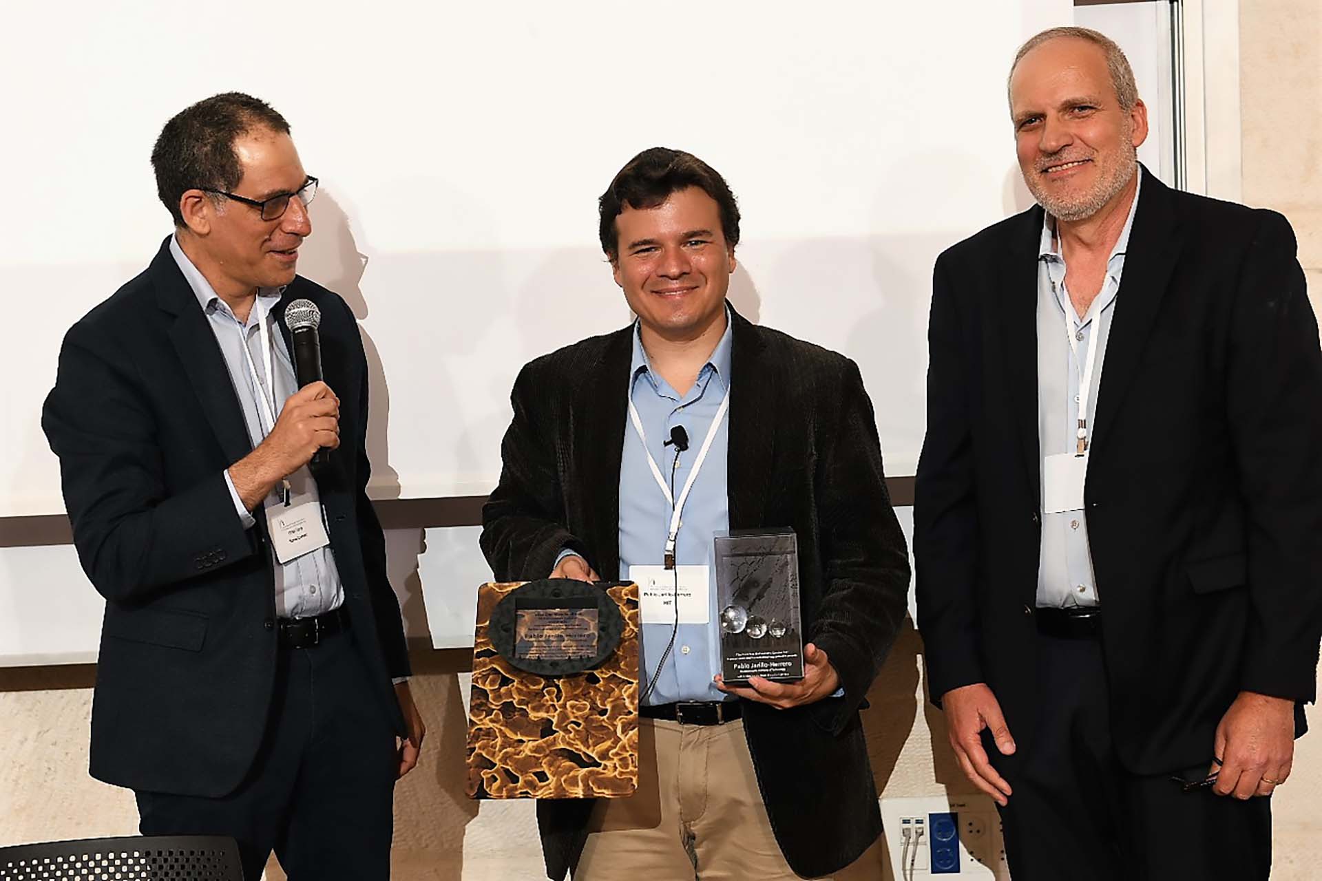 Ceremonia de entrega del Premio Maydan (de izquierda a derecha): Prof. Uriel Levy, Pablo Jarillo-Herrero y Prof. Uri Banin | Foto: Muki Schwartz