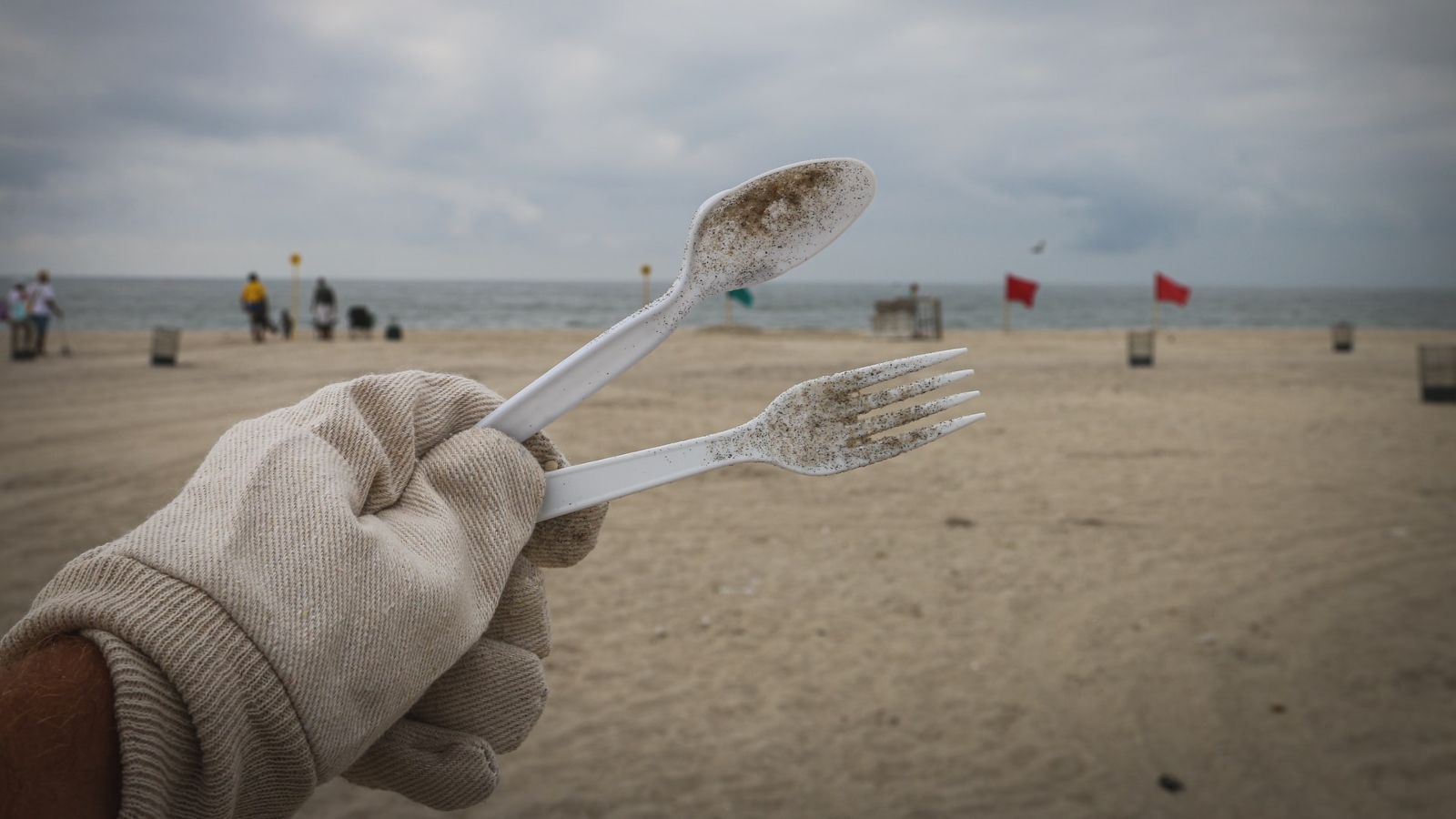 No dejes basura en la playa. Foto: Brian Yurasits/Unsplash