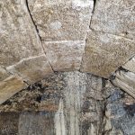 Las piedras finamente talladas del techo abovedado del baño ritual. Tenga en cuenta las marcas de agua en el lecho rocoso. | Foto: Michal Haber / Universidad Hebrea.