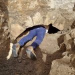 La codirectora de excavación de la Universidad Hebrea, Michal Haber, obtuvo una mirada temprana dentro de la cámara abovedada llena de tierra, que resultaría ser el baño ritual. | Foto: Oren Gutfeld / Universidad Hebrea.