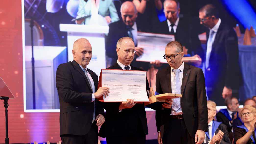 Eliot Sacks (centro) recibiendo el Doctorado Honorario en nombre de su hermano, el rabino Lord Sacks Z"L | Foto: Igor Faberov