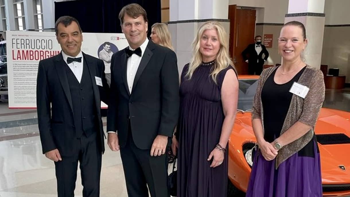 El fundador y director general de Mobileye, Amnon Shashua, a la izquierda, y su esposa, Anat, a la derecha, flanquean al director general de Ford, Jim Farley, y su esposa, Lia. Foto por cortesía de Mobileye.