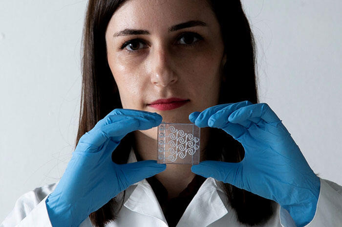 Eliana Steinberg sostiene una pieza del chip que desarrolló | Foto: Alex Kolomvisky