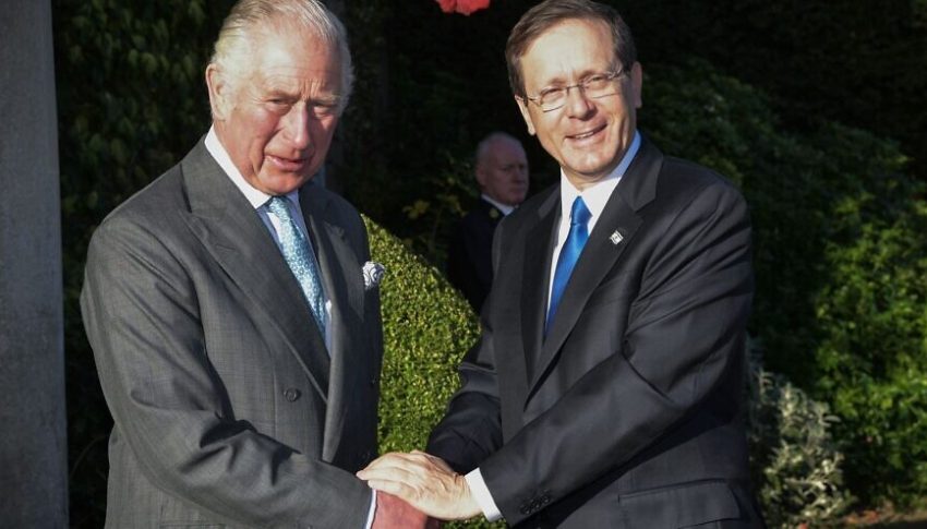 El presidente israelí Isaac Herzog con el príncipe Carlos en el Reino Unido, 22 de noviembre de 2021. Crédito: Koby Gideon / GPO.