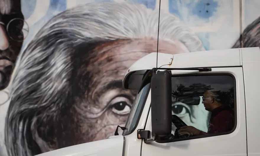 Un mural de Albert Einstein del artista Paul Ygartua, en la pared de un negocio en Surrey, Columbia Británica. Fotografía: Canadian Press/REX/Shutterstock