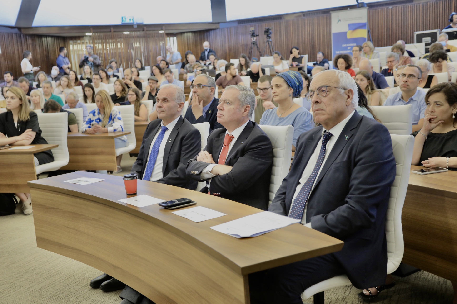 En primera fila, de izquierda a derecha: El presidente de la Universidad Hebrea, Prof. Asher Cohen, el Embajador de Ucrania en Israel, Yevgen Korniychuk, el vicepresidente de la universidad, Embajador Yossi Gal.