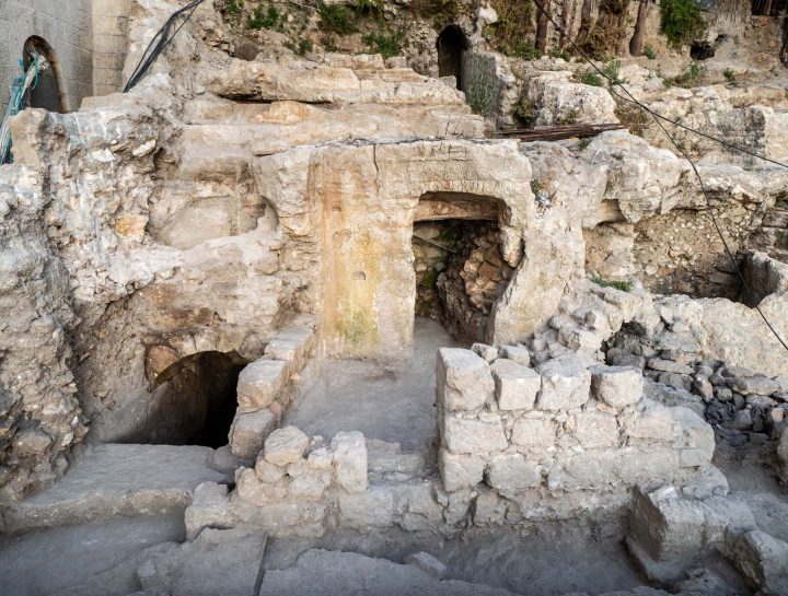Los escalones tallados del baño ritual. | Foto: Assaf Peretz, Autoridad de Antigüedades de Israel.