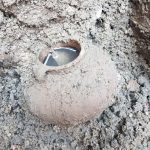 Desenterrando una olla intacta del período herodiano de la cisterna de agua. | Foto: Michal Haber.