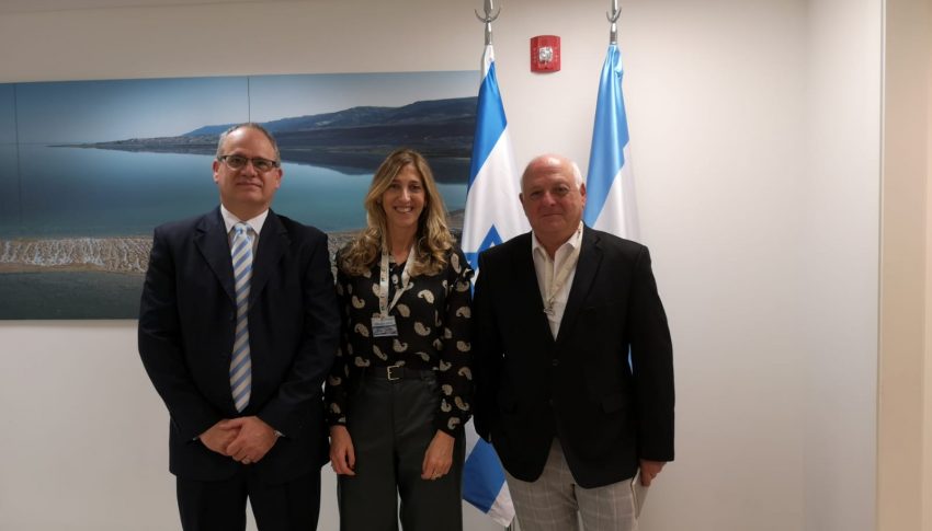 El flamante Embajador de Israel en Argentina, Eyal Sela, recibió al Presidente y a la Directora de Amigos Argentinos, Ing. Héctor Sussman y Lic. Marisa Bergman.