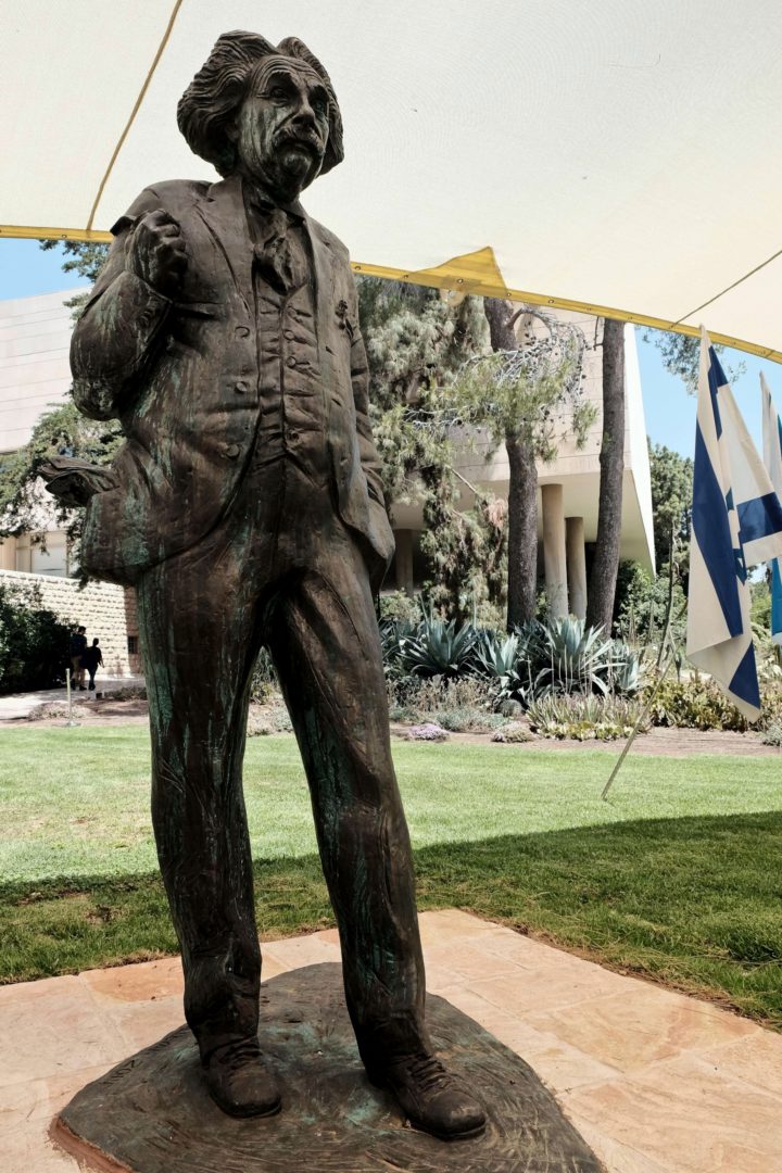 Monumento en honor a Albert Einstein en la Universidad Hebrea, en Jerusalem