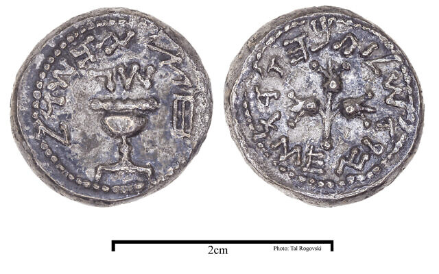Moneda de plata de medio siclo del tercer año de la Gran Revuelta contra Roma, acuñada en Jerusalén en el año 69 EC. (Autoridad de Antigüedades de Israel/Tal Rogovski)