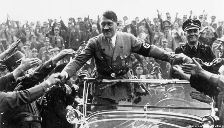 Hitler asiste a un mitin en Nuremberg en los meses posteriores a su nombramiento como canciller.