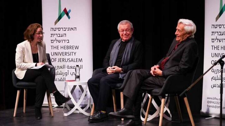 De izquierda a derecha: Vivienne Stern, Daniel Libeskind, profesor Hanoch Gutfreund en JW3